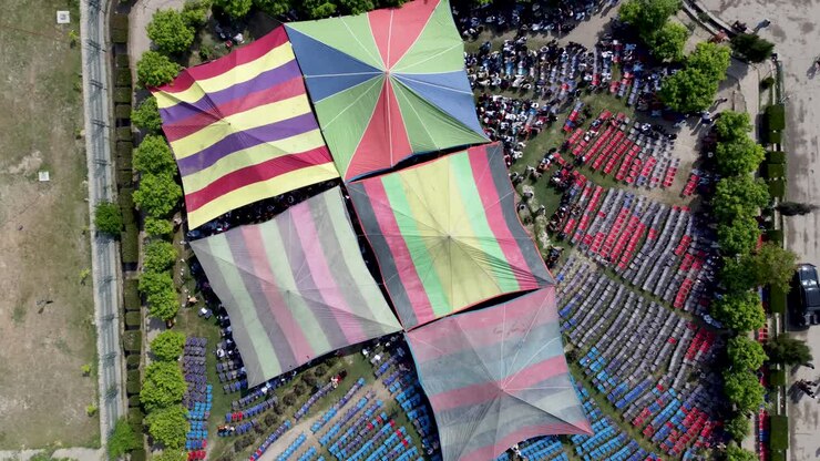 vista aérea de la colorida tarapaulina en el parque serajul emarat