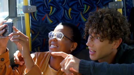 pareja haciendo clic en fotos con el teléfono móvil mientras viajan en el autobús 4k