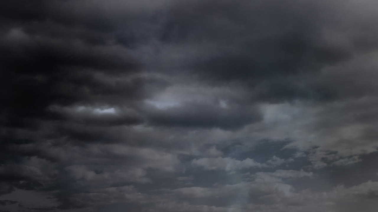 구름과 함께 하늘에 천둥이