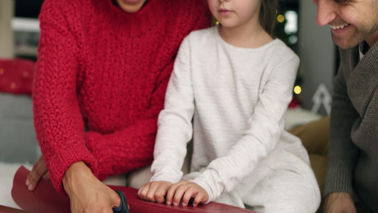 vídeos de familias empaquetando regalos de navidad