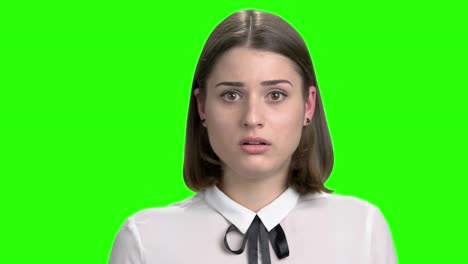 una joven preocupada escuchando malas noticias.