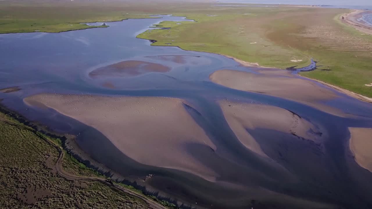 Riprese aeree di un delta fluviale durante un'estate soleggiata nella penisola di Snæfellsnes, Islanda
