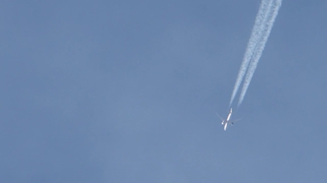 追蹤噴射客機飛越藍天，留下白色飛機雲