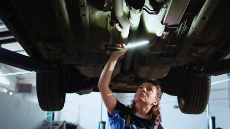 Werkstatttechniker-Arbeitet-An-Hängendem-Auto