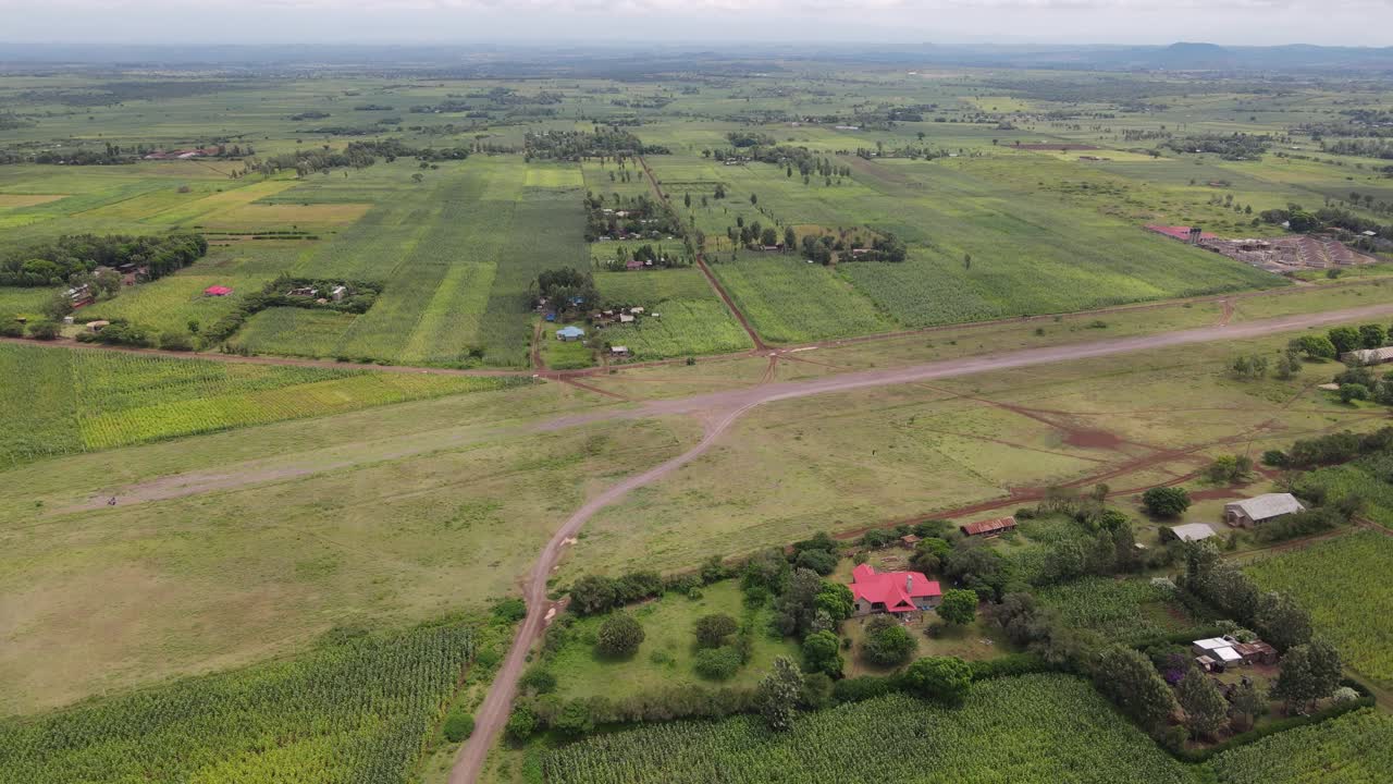 panorama de la zona rural serena cerca de loitokitok en kenia, vista aérea