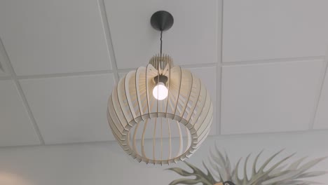iluminación interior de una oficina moderna