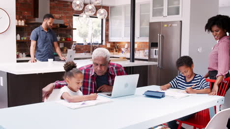 niños haciendo la tarea en un ocupado hogar familiar multigeneracional