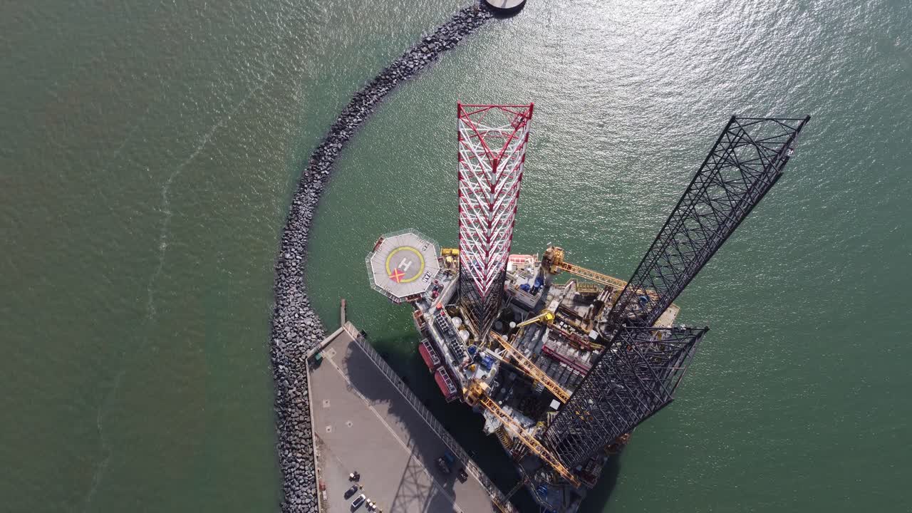 Nordsøens olieplatform ved Great Yarmouth, Norfolk, Storbritannien. 4K luftoptagelser fra oven