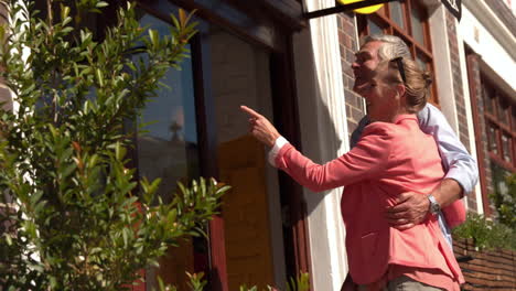 Stadtpaar-Beim-Schaufensterbummel-An-Einem-Sonnigen-Tag