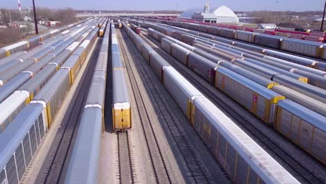 Eine-Gute-Antenne-über-Einem-Bahnhof-Deutet-Auf-Schifffahrt,-Handel-Oder-Logistik-Hin-2