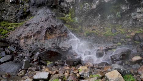 멕시코의 아름다운 iztaccihuatl 화산에 폭포