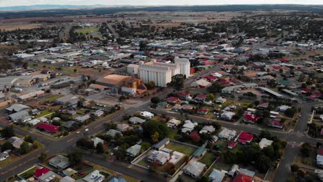 vista aérea lejos del silo de maní, en el pueblo de kingaroy, mañana soleada, en australia - tire hacia atrás, tiro de drones
