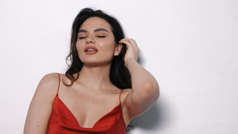 una mujer hermosa con un vestido rojo.