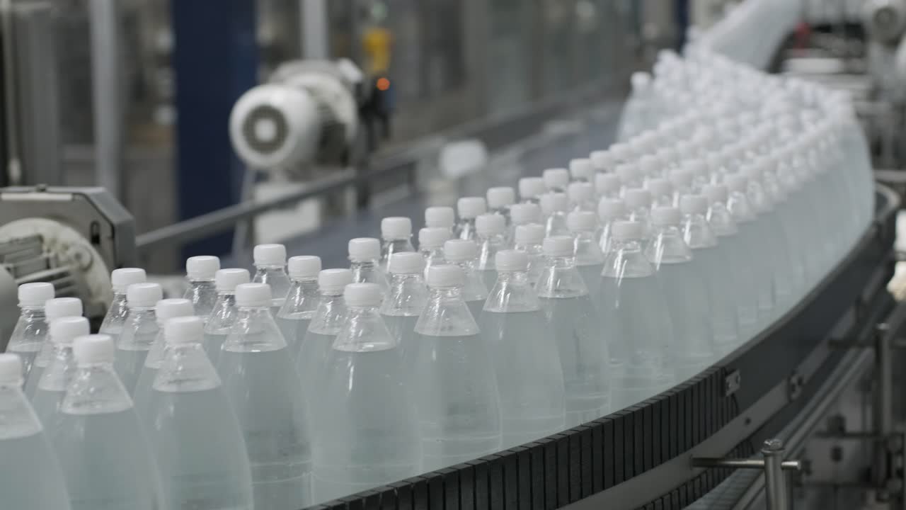 현대 음료 공장 에서 음료 물 병 을 담은 컨베이어 벨트