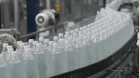cinta transportadora con botellas de agua potable en una planta de bebidas moderna
