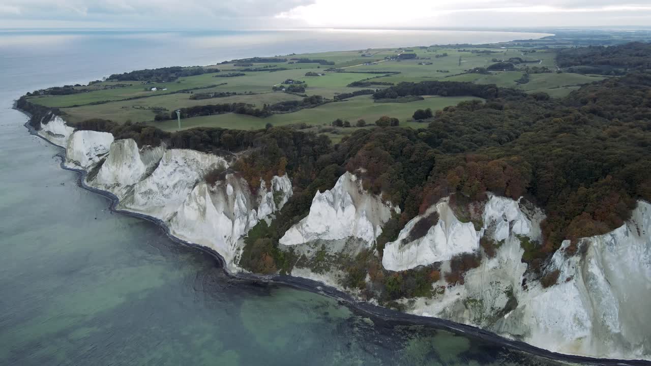 세계적으로 유명한 덴마크 묀스 절벽의 희귀 드론 영상