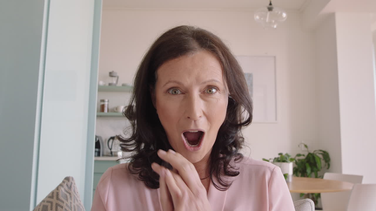 mujer feliz hablando por video saludando a su bebé sonriendo disfrutando de la conexión abuela hablando con sus nietos por webcam