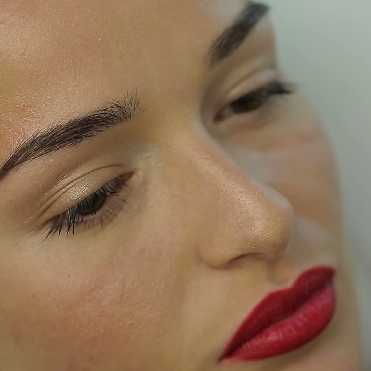 mujer acostada en el sofá en el salón de belleza