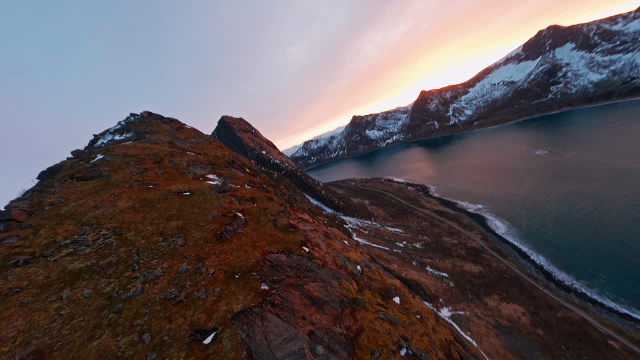 Drammatica cresta montuosa a Tungeneset, Senja, Norvegia, al tramonto con viste costiere.