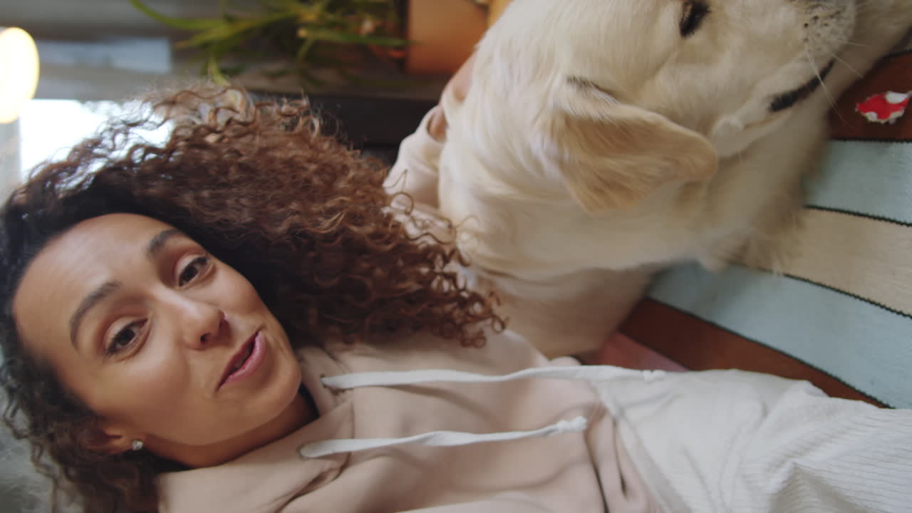 mujer y golden retriever jugando