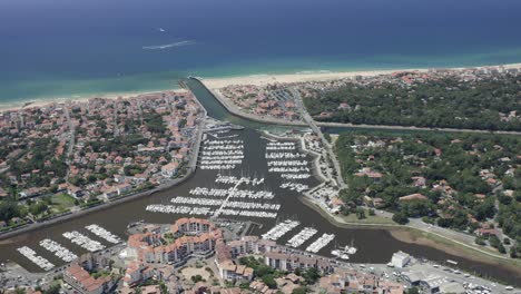 Drohnenaufnahmen-Der-Strandstadt-Vieux-Bocau-Les-Bains-In-Südfrankreich