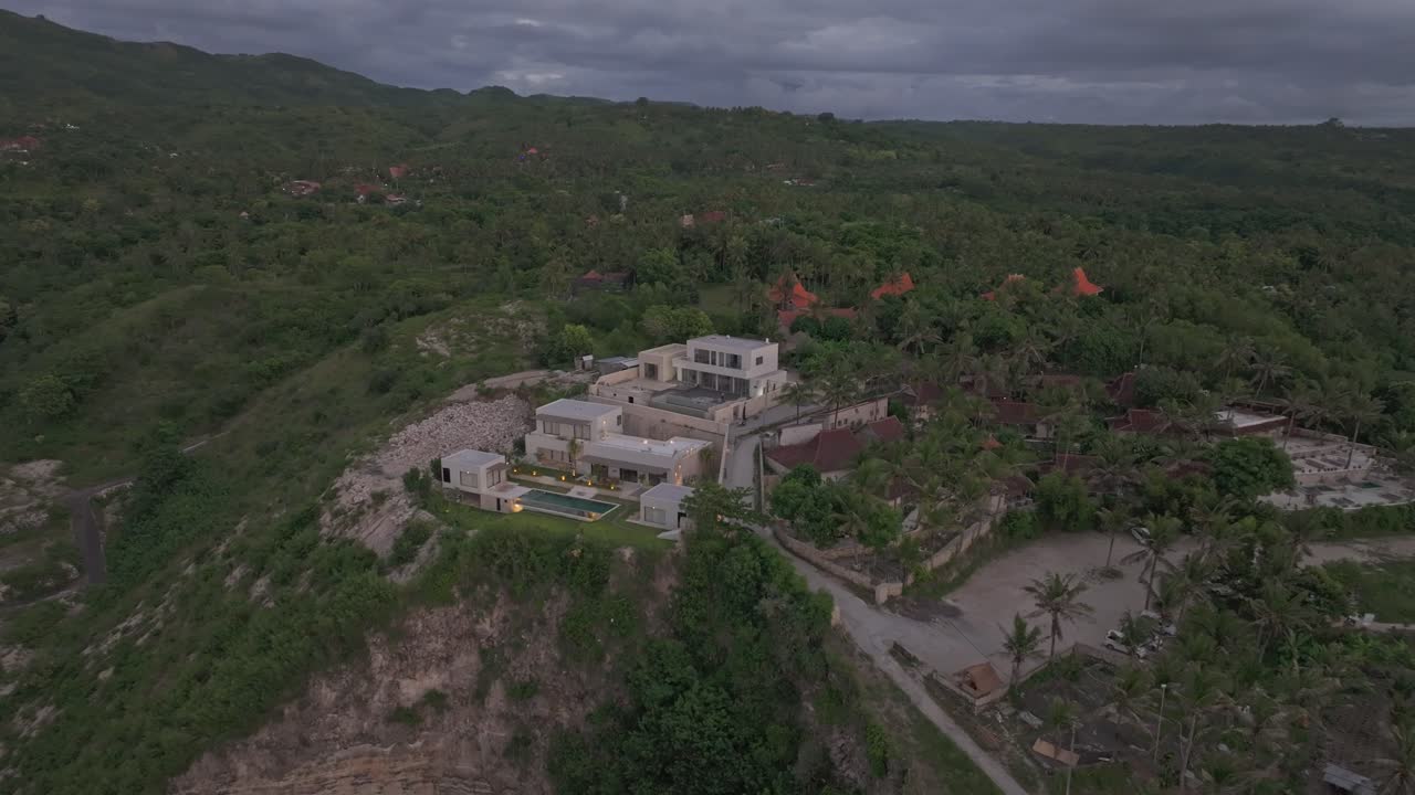 Eksklusivt resort med udsigt over Diamond Beachs vande, Nusa Penida, Indonesien
