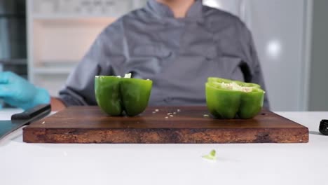 pimiento verde a cámara lenta cortado por la mitad