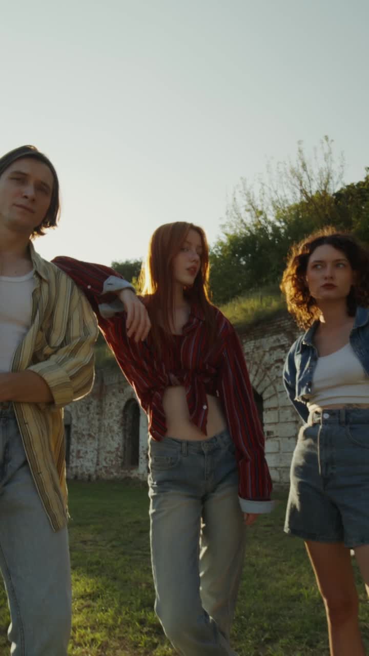 amigos posando en un parque al atardecer