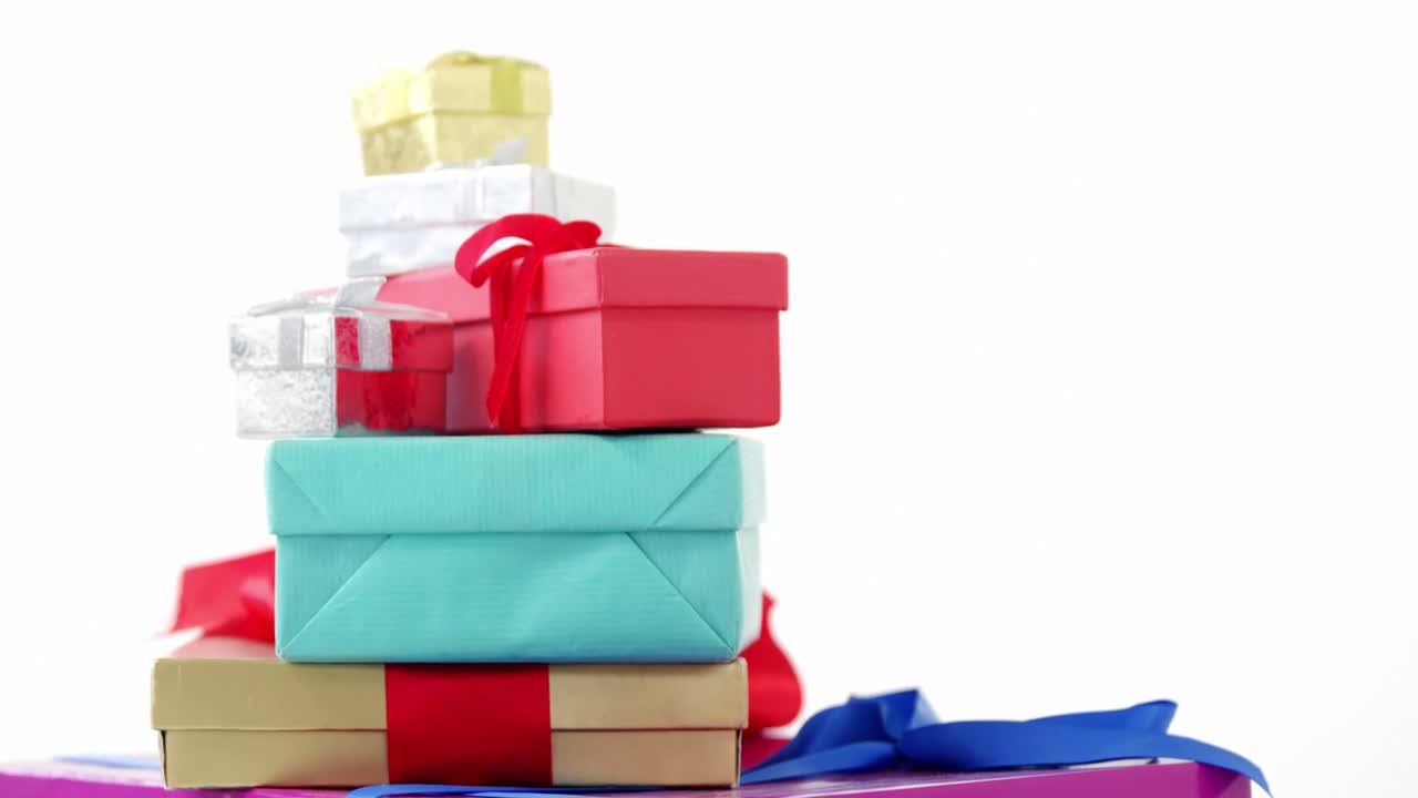 una pila de cajas de regalos envueltas