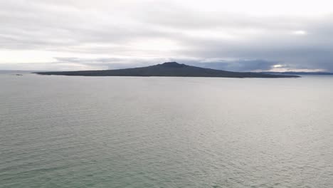 新西兰东海岸附近的一座休眠火山 - - 兰吉托托岛 (rangitoto island)