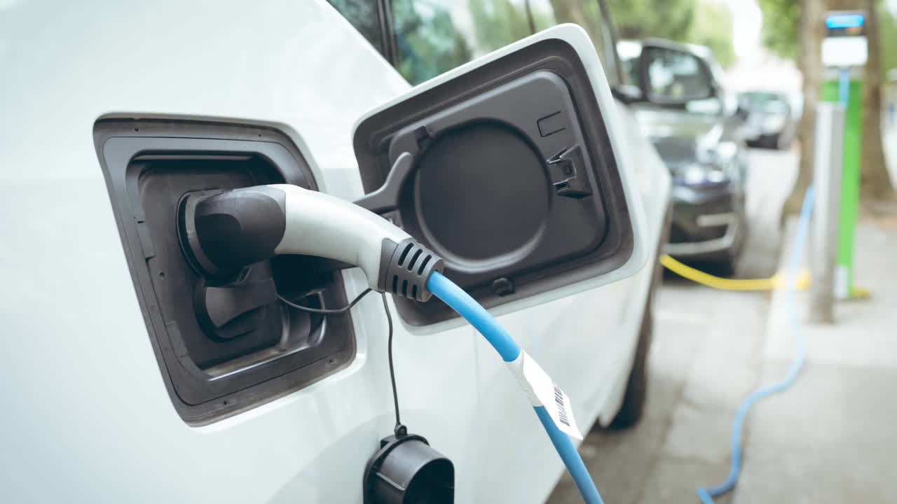 Elektrikli araç şarj istasyonunda şarj olan elektrikli araba.