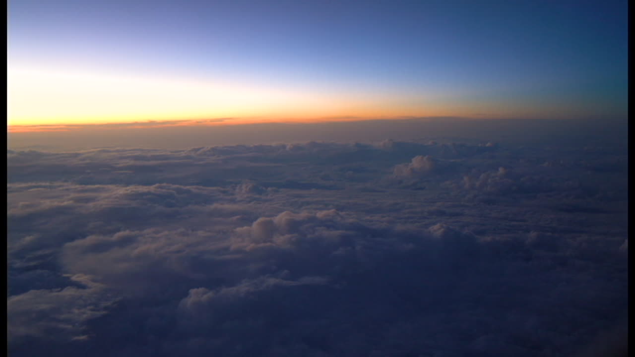 puesta de sol desde la ventana del pasajero del avión.