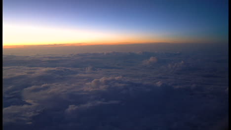 Puesta-De-Sol-Desde-El-Mirador-De-La-Ventana-Del-Pasajero-Del-Avión.