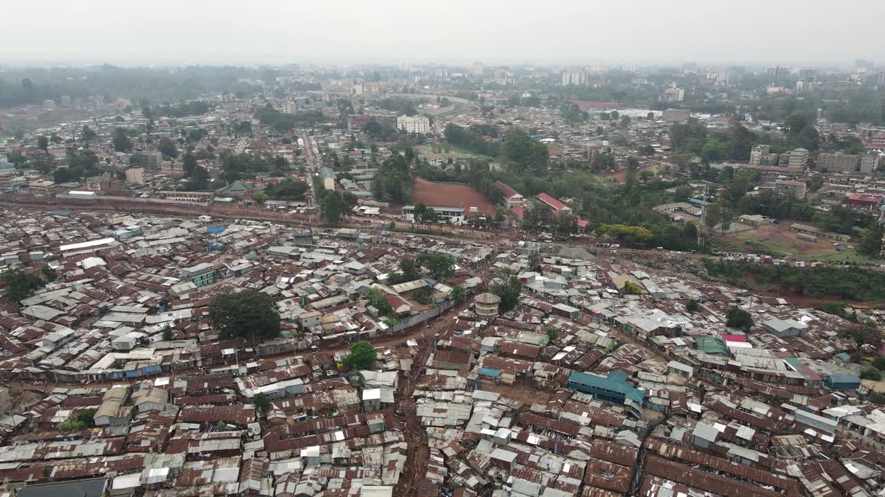 vista aérea del barrio marginal de viviendas pobres de kibera en nairobi, kenia y el horizonte brumoso, tire hacia atrás del tiro del dron