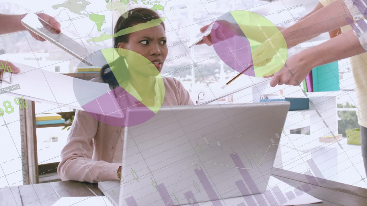 mujer en una oficina y gráficos