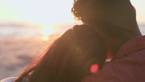 amor, puesta de sol y relajarse con la pareja en la playa