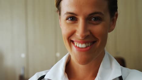 retrato de una doctora segura de sí misma 4k