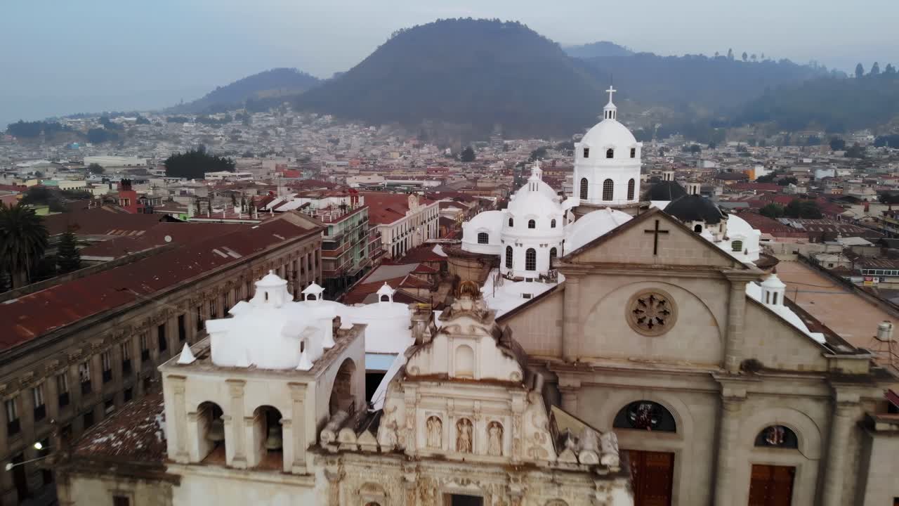 vista aérea de la histórica catedral de quetzaltenango