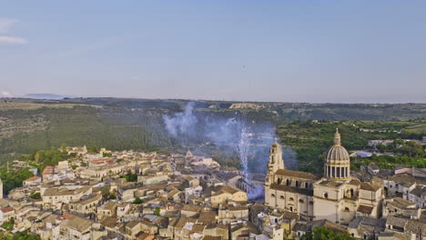 Ragusa-Italia-Drone-Aéreo-V9-Vuela-Alrededor-Del-Distrito-Histórico-De-Ibla-Capturando-Un-Encantador-Paisaje-Urbano-Con-La-Histórica-Catedral-De-San-Giorgio-Con-Exhibición-De-Fuegos-Artificiales---Filmado-Con-Mavic-3-Cine---Junio-De-2023