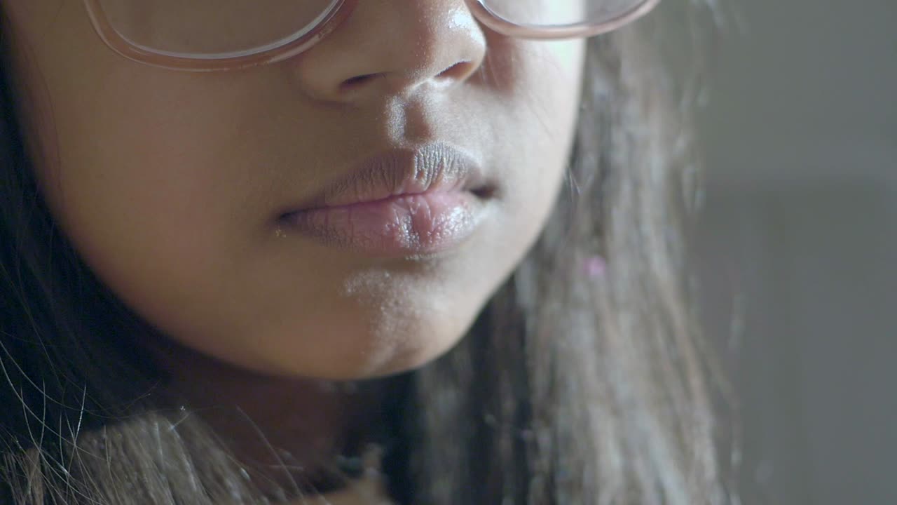 primer plano de una chica con gafas