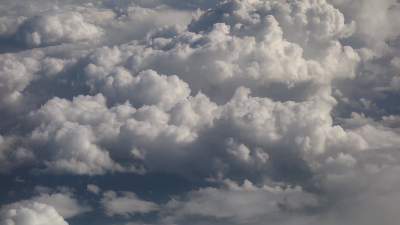 volando a través de las nubes en el cielo