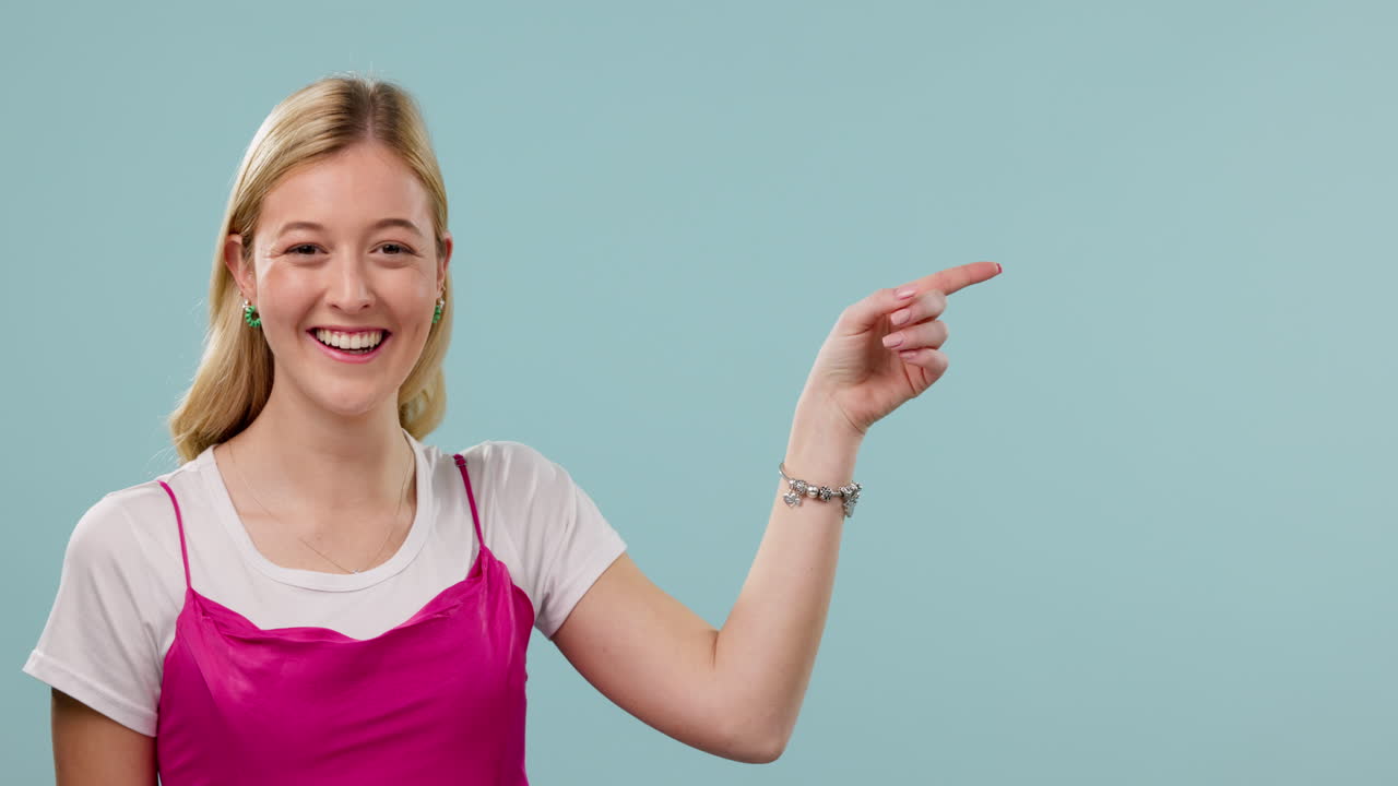 señalando, cara o mujer feliz en el estudio por