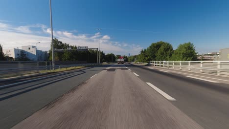 punto de vista de conducción en carretera: siguiendo un camión pesado en la carretera de la ciudad del cielo azul