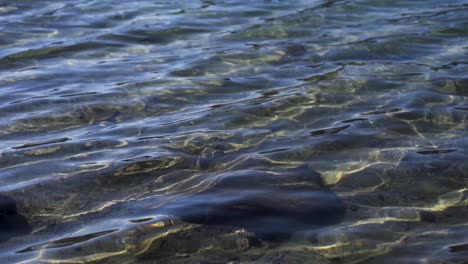 Patterns-in-water-of-Chandratal-Lake,-himachal-Pradesh