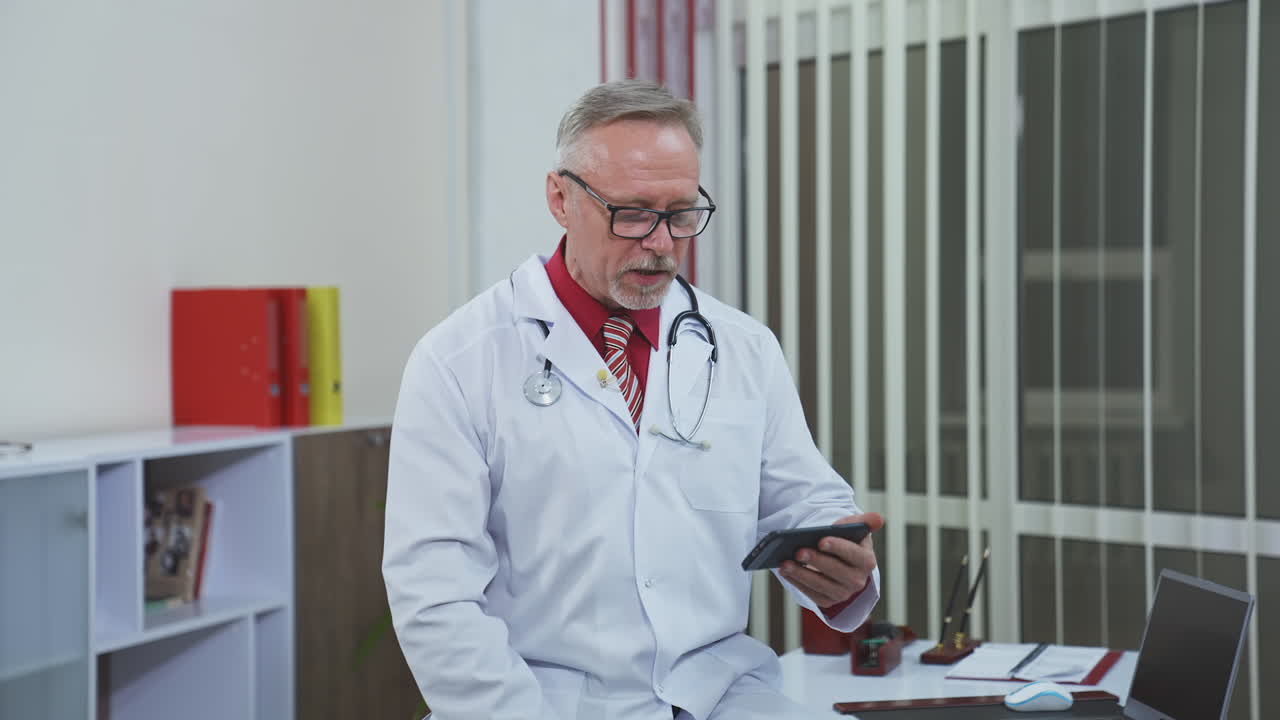 Medico che parla con il paziente. Medico con stetoscopio nello studio medico che parla online con il paziente.