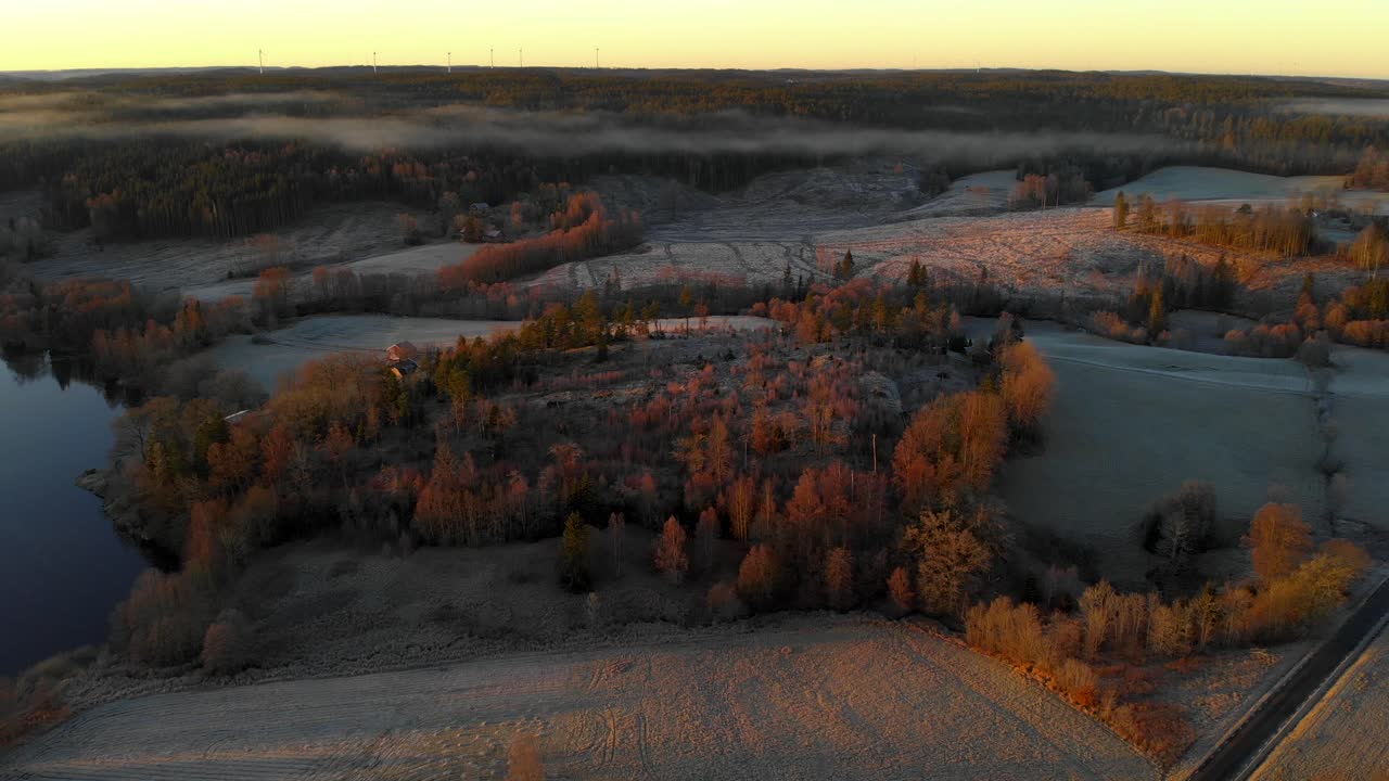 hermosa vista aérea de los campos suecos de finales de otoño con un cielo colorido en el fondo