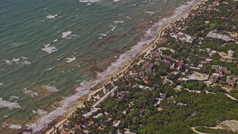 Tulum-México-Zoom-Aéreo-V22-Vista-Aérea-Drone-Sobrevuelo-Ciudad-Turística-A-Lo-Largo-De-La-Playa-De-Arena-De-La-Costa-Caribeña-Capturando-Olas-Tranquilas-Rompiendo-En-La-Orilla---Filmado-Con-Mavic-3-Pro-Cine---Julio-De-2023