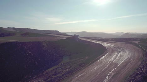 Drone-Siguiendo-Camión-Volquete-Dentro-De-Marte-Como-Cobre