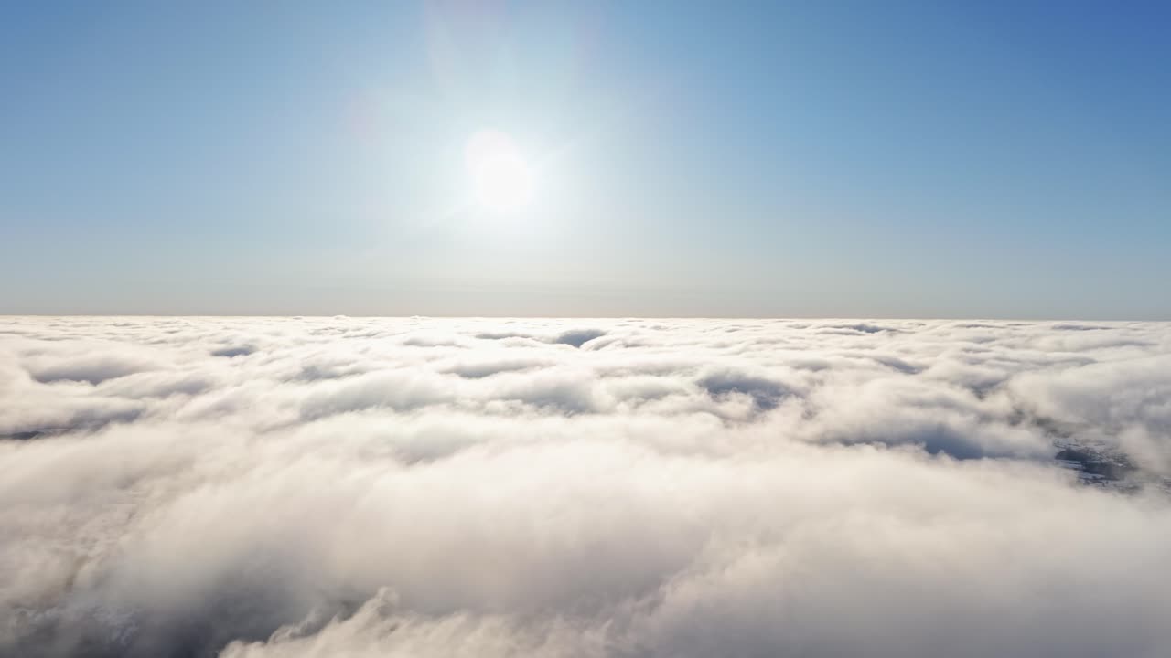 Il drone scivola sulle nuvole in un cielo sereno, con la luce del sole che illumina dolcemente