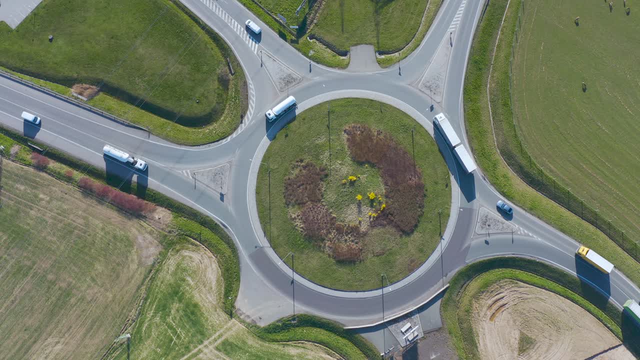 vista aérea. rotonda con coches y camiones en movimiento.